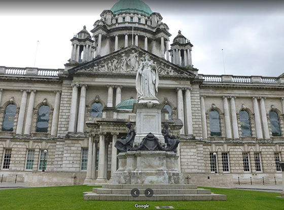 Entrada del ayuntamiento de Belfast