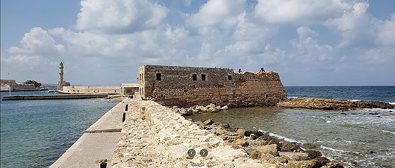 Faro y parte de la muralla