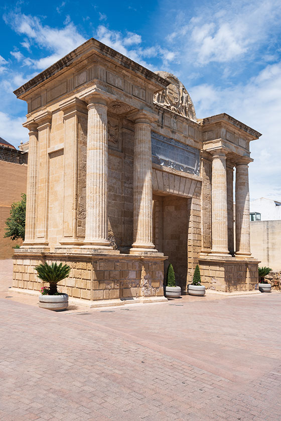 Puerta del puente romano