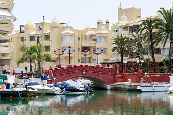 Puente en el puerto de Benalmádena